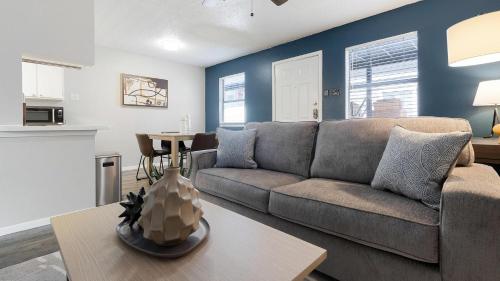 Landing Apartments - Villa de Oro - Indian Creek, TX
