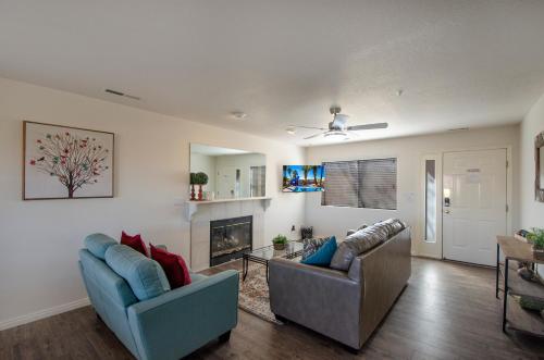 704 Main level 3 bd Unit in Las Palmas, Shared Pool and Hot Tub, Great Clubhouse Amenities, Saint George (photo 4)