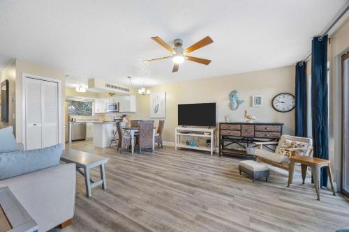 Treetop Beach Condo - Sleeps 7 in Butler Beach