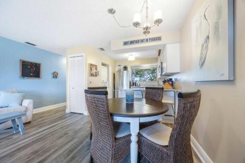 Treetop Beach Condo - Sleeps 7 in Butler Beach