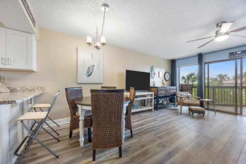 Treetop Beach Condo - Sleeps 7 in Butler Beach