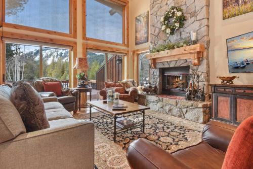 Wulf's Lodge at Olympic Valley - Unwind in Hot Tub