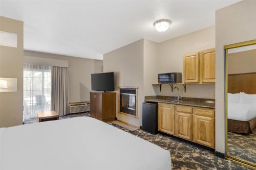 Best Western Plus Riverfront Hotel and Suites - image 9