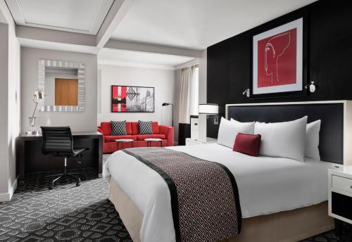 Junior King Suite with Bath Tub - Mobility Accessible