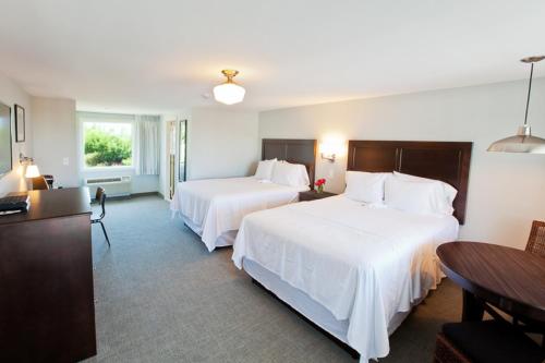 2 queen beds