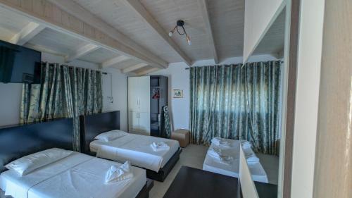 Pokój czteroosobowy, superior, częściowy widok na morze, balkon