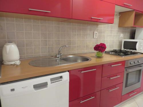 2 bedrooms, 3 beds