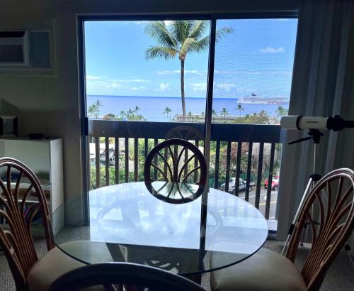 Kona Mansions - Ocean Views & Amenities in Kailua (HI)