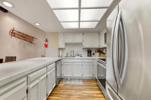 Heavenly Haven - Hot Tub and Seasonal HOA Pool in Zephyr Cove (NV)