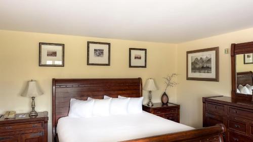 King Suite with Spa Bath image 4