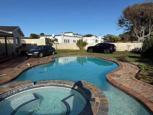 La Maison on 37 Admiralty Way, Summerstrand, Port Elizabeth in פורט אליזבת