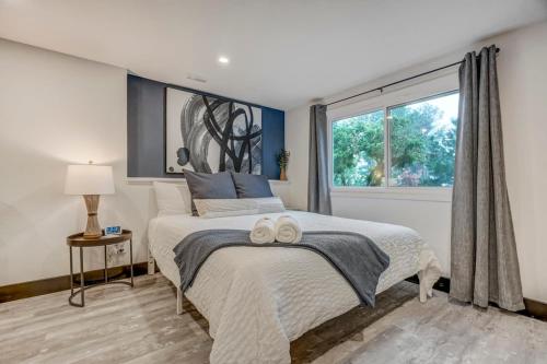 Oak Hills Loft King Workspace w Scenic Views