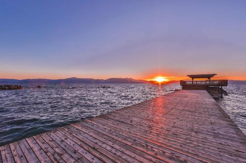Sunset Cove Chic Tahoe Retreat in Zephyr Cove (NV)