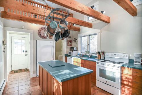 4 BDR with Private Hot tub Backyard and Deck, Wells (photo 6)