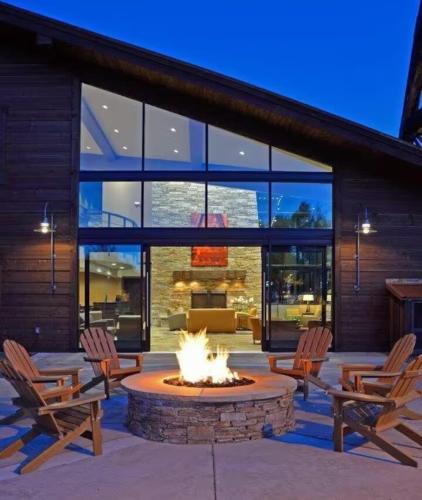Modern Studio 65 Tv, King Bed, Hot Tub - Utah