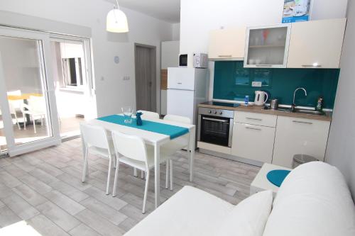 One-Bedroom Apartment with Terrace and Sea View image 5