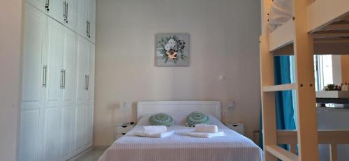 MANI HOLIDAYS Rooms gîte à louer Néon Oítilon