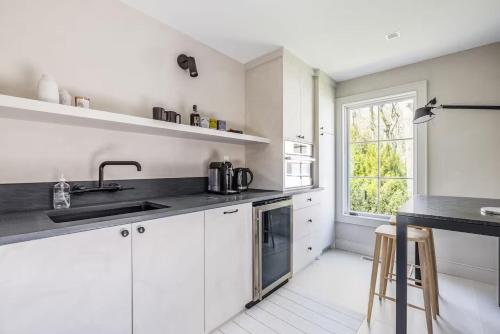 Joels Lane by Rove - 5BR Family Home with Heated Pool Sauna & Gym in Саг-Харбор