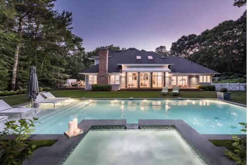 Bull Path Manor by Rove Travel - Luxe Home with Pool & Hot Tub in Northwest Harbor (NY)