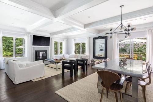 Bull Path Manor by Rove Travel - Luxe Home with Pool & Hot Tub in Northwest Harbor (NY)
