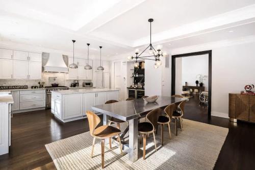 Bull Path Manor by Rove Travel - Luxe Home with Pool & Hot Tub in Northwest Harbor (NY)