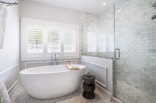 Bull Path Manor by Rove Travel - Luxe Home with Pool & Hot Tub in Northwest Harbor (NY)