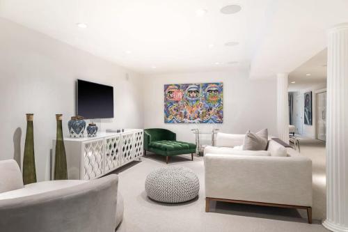 Bull Path Manor by Rove Travel - Luxe Home with Pool & Hot Tub in Northwest Harbor (NY)