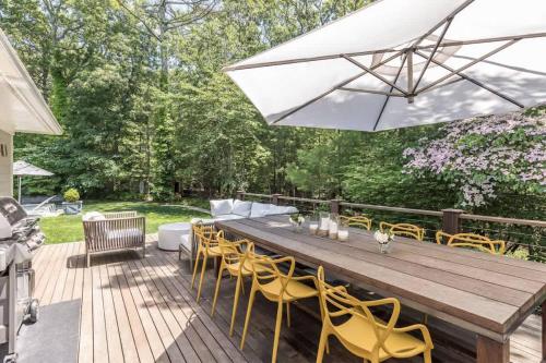 Bull Path Manor by Rove Travel - Luxe Home with Pool & Hot Tub in Northwest Harbor (NY)