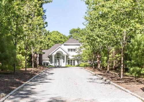 Bull Path Manor by Rove Travel - Luxe Home with Pool & Hot Tub in Northwest Harbor (NY)