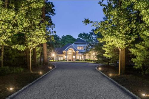 Bull Path Manor by Rove Travel - Luxe Home with Pool & Hot Tub in Northwest Harbor (NY)