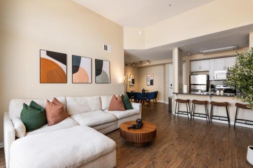 Lafortezza By Devecchio Stay 2BD 2BA Pool and Gym in Los Angeles, USA