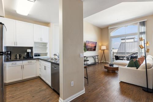 Lafortezza By Devecchio Stay 2BD 2BA Pool and Gym in Los Angeles, USA