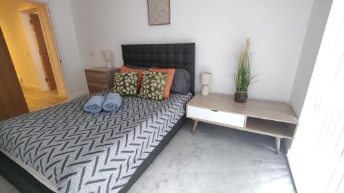 Bee Apartment Halo - Work N Relax 500Mbps WiFi and Netflix - City Centre with Paid Private Parking and Balcony 4