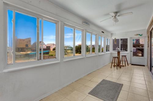 4122 - Blue White Haven in Kitty Hawk (NC)