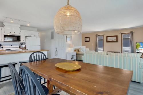 4122 - Blue White Haven in Kitty Hawk (NC)