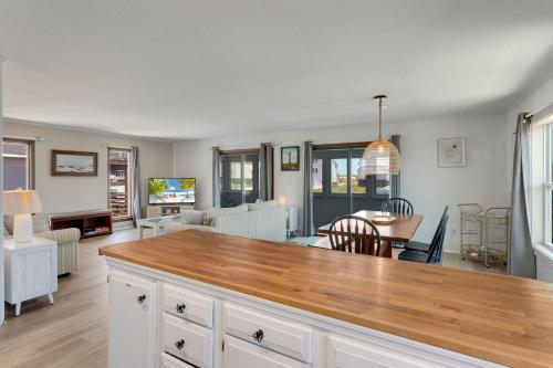 4122 - Blue White Haven in Kitty Hawk (NC)