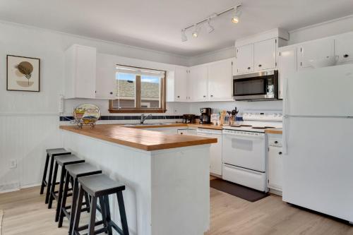 4122 - Blue White Haven in Kitty Hawk (NC)