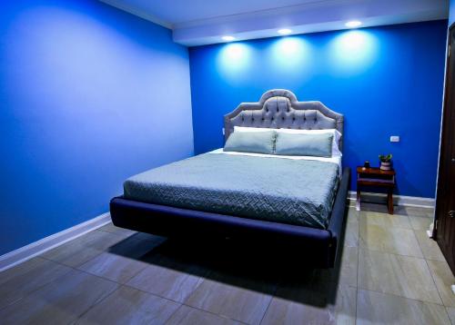 1 king bed, 1 double bed