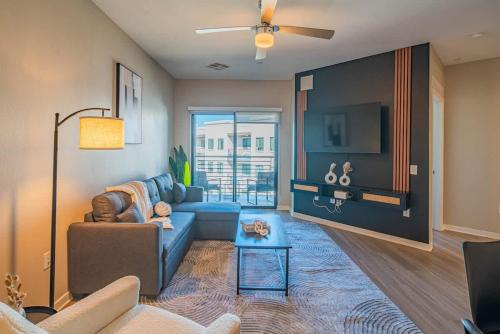 Charming 1BR in Uptown Biltmore Gym Pool Parking