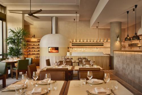 Restoran, Mondrian Gold Coast in Burleigh Heads