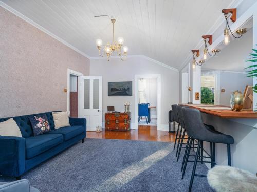 Exterior view, Creed Cottage - Whitianga Heritage Retreat in Whitianga