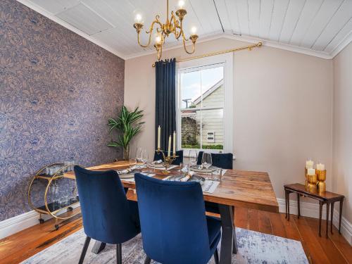 Exterior view, Creed Cottage - Whitianga Heritage Retreat in Whitianga