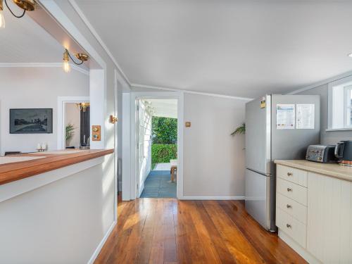 Exterior view, Creed Cottage - Whitianga Heritage Retreat in Whitianga