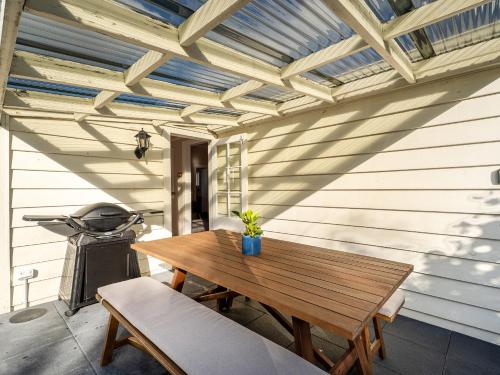 Exterior view, Creed Cottage - Whitianga Heritage Retreat in Whitianga