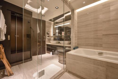 room detail thumbnail 2