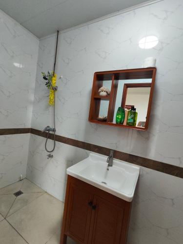 Three-Bedroom Apartment with Balcony image 6
