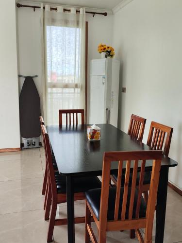 Three-Bedroom Apartment with Balcony image 1