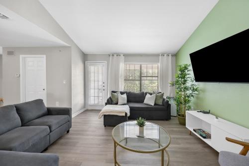 3BR Luxe Oasis near Downtown, Pool, Gym, Bball Crt