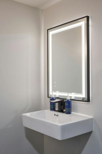 Ramada by Wyndham Englewood Hotel & Suites - image 4