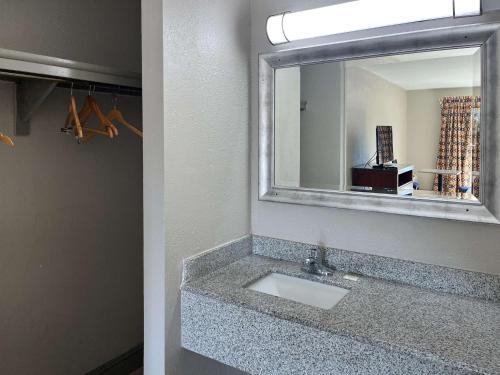 Days Inn by Wyndham Raleigh South - image 7